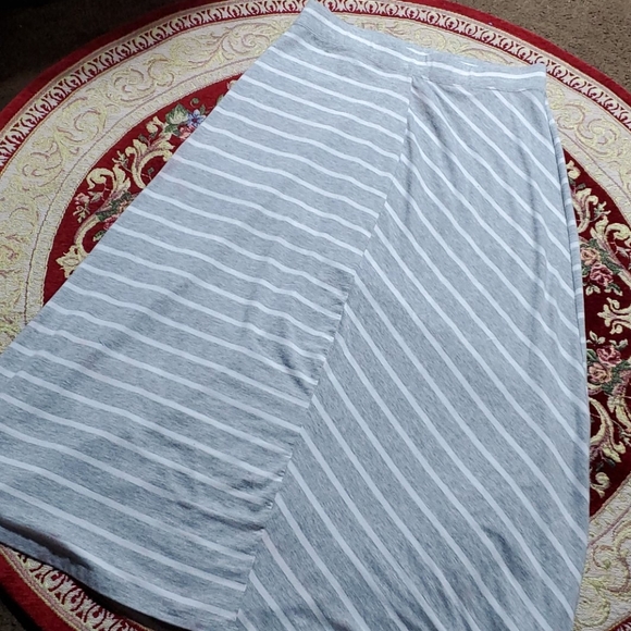 Maurices, gray and white long skirt. - Picture 4 of 4